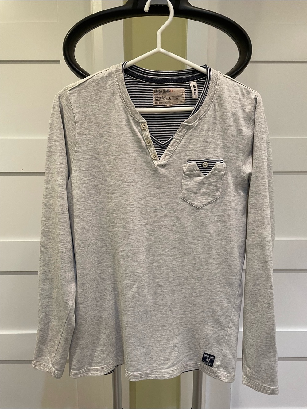 Garcia Jeans Men's Light Gray Long-Sleeve Henley with Chest Pocket